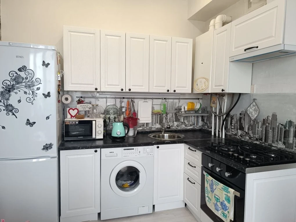 В солнечном городе Анапа продается 2-я квартира. Рядом с домом находится школа, 2 садика в пешей доступности. Множество магазинов Магнит Экстра (круглосуточный), Пирамида (строительные материалы), Озон , Валберис, остановка общественного транспорта. Хороший тихий район, до моря 25 минут пешком. Доку