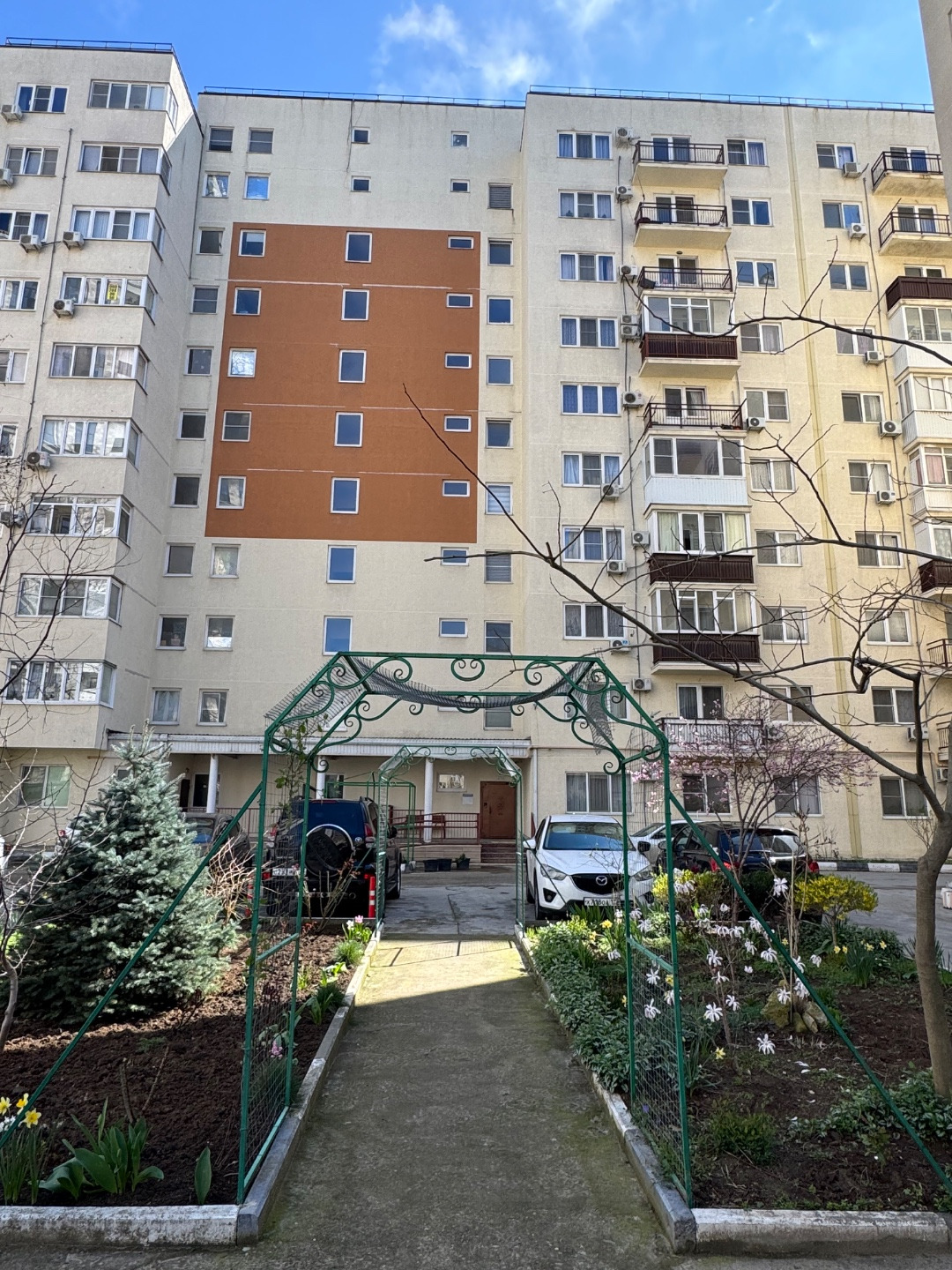 Продам однокомнатную квартира с просторной  кухней (площадь 17м2), просторный коридор 8м2.
Квартира расположена на первом этаже десятиэтажного дома.
Индивидуальное газовое отопление ( а это значит низкие коммунальные платежи).

Удачное расположение ЖК, практически во дворе, за калиткой Восточный рын