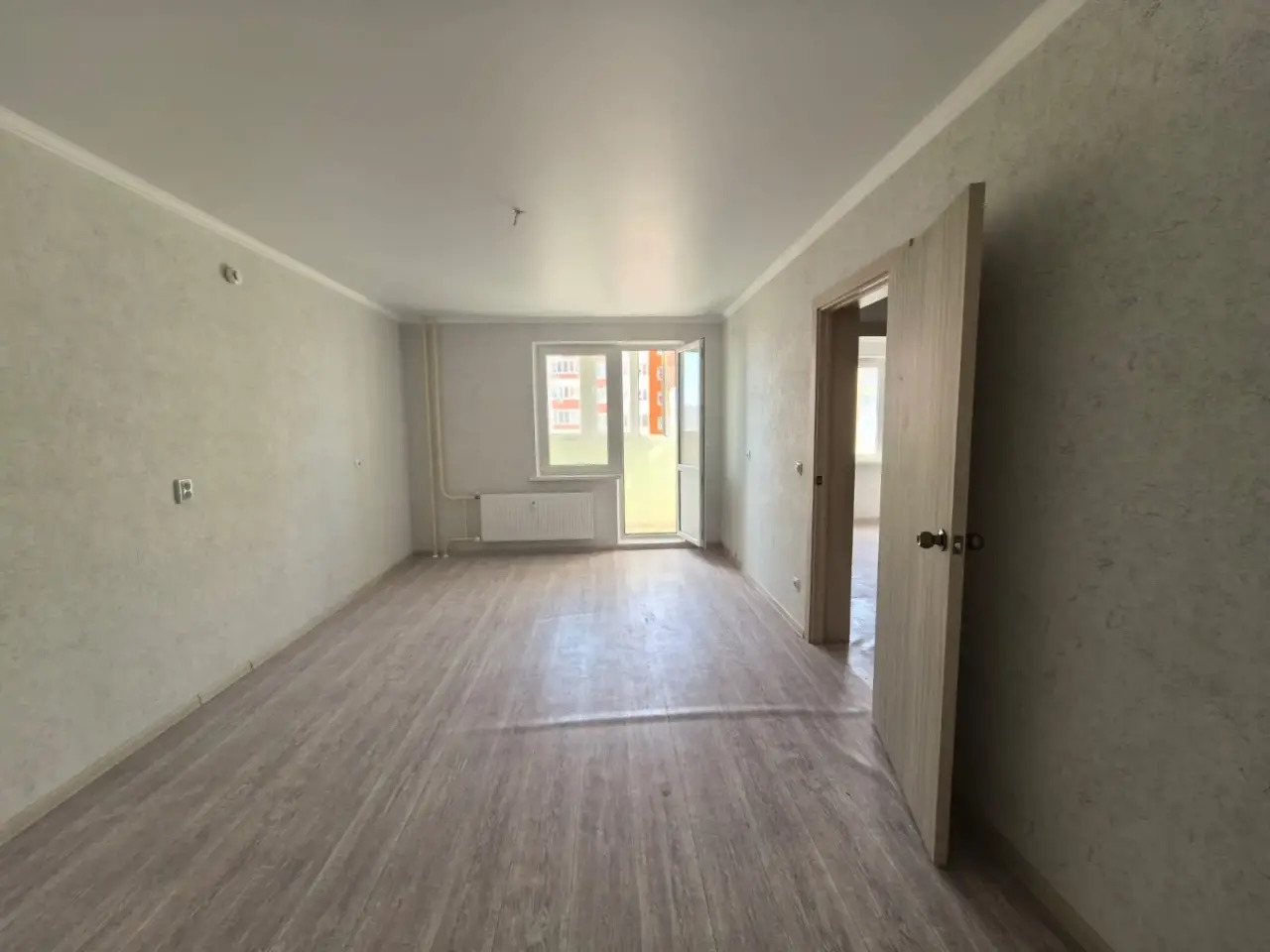 В продаже светлая евродвухкомнатная квартира с просторной кухней-гостиной площадью 19м2 в современном районе Анапы. 
Уютная cпaльня, совмещенный caнузeл, пpихожая, лоджия. Новый ремонт, в квартире никто не жил — заходи и живи, создавая уют под себя.

Близость к морю — всего 10 -15 минут пешком до кр