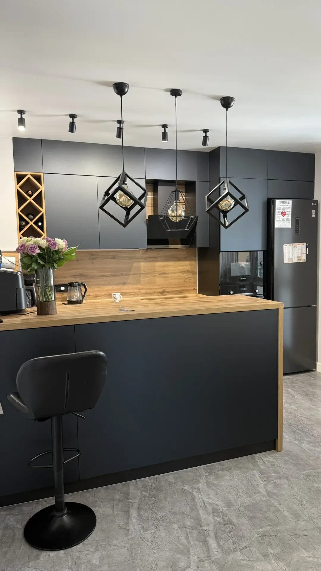 Ваша личная резиденция в Анапе.
Забудьте всё, что вы знали о типичных квартирах у моря. Перед вами — воплощение современности и уюта в одном из самых востребованных домов Анапы. Это место для тех, кто привык брать от жизни лучшее!
  Главные козыри вашей будущей квартиры:
  Кухня-столовая (14 м²): Ме