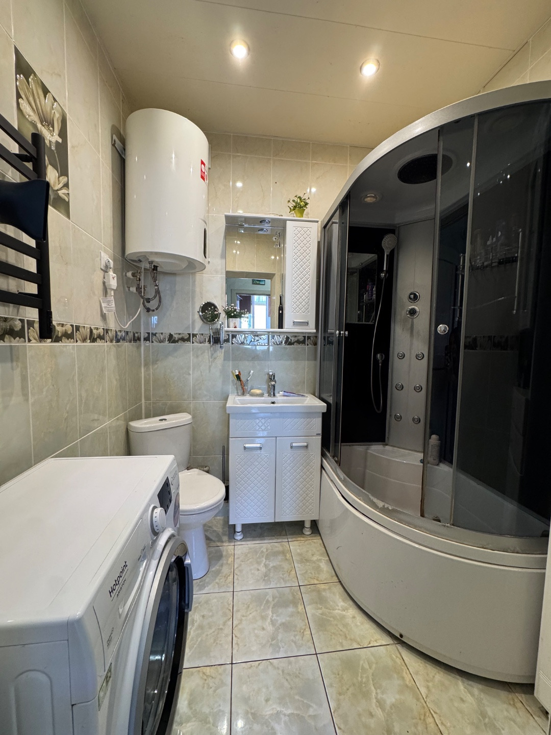 Продам двухкомнатную квартиру общей площадью 48,9м2. 
Расположена в одном из самых развитых районов Анапы (рядом ТЦ Красная площадь, магазин Табрис, множество школ и детских садов рядом и т.п.)
В квартире выполнен ремонт, остается вся мебель и техника, заберем только телевизор, морозильную камеру и 