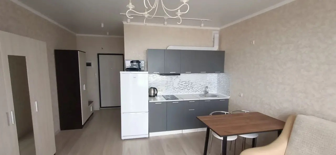 Продам студию в ЖК РазДваТри.

В квартире выполнен ремонт в светлых тонах, остается абсолютно всё в квартире, что видите на фото.

Из окон квартир открывается хороший, свободный вид на море и поле, не окно в окно. Западная сторона, солнце будет во второй половине дня и можно наблюдать красивые закат