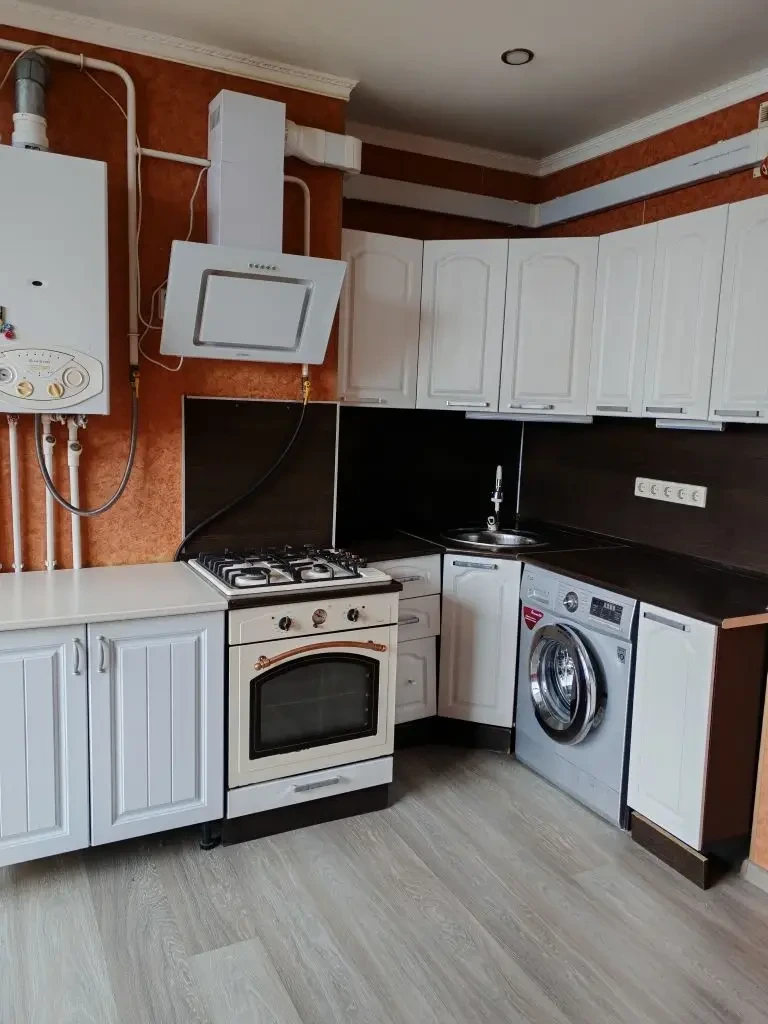 Продам просторную однокомнатную квартиру площадью 51м2 с индивидуальным газовым отоплением, расположенную в современном монолитном доме в шаговой доступности от всего необходимого! 

Квартира с продуманной планировкой, где каждый квадратный метр используется с максимальной пользой. Идеальное располо