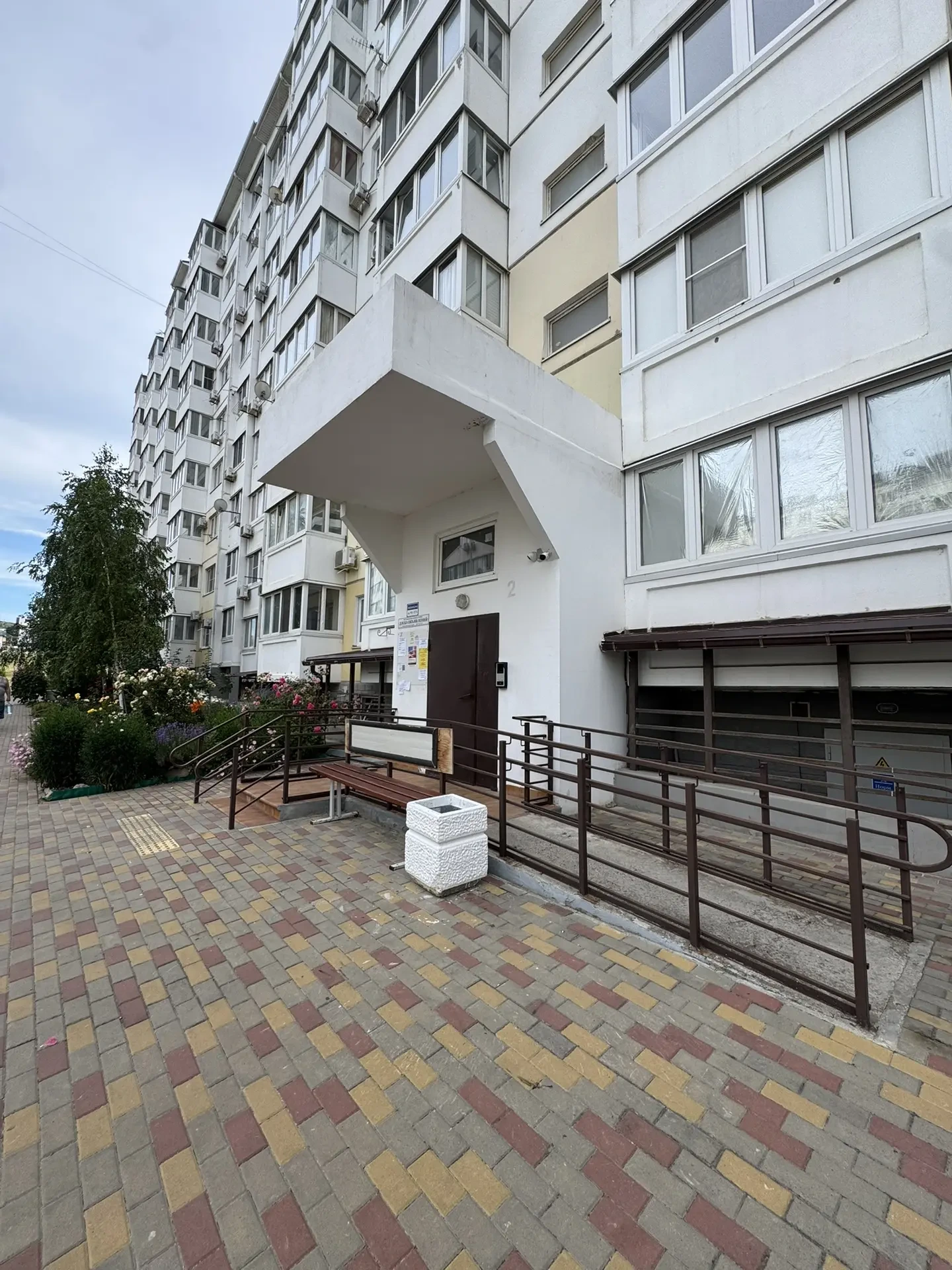 Продается уютная двухкомнатная квартира с евро-ремонтом в панельном доме 2016 года постройки в г.Анапа. Просторные изолированные комнаты обеспечивают комфорт и приватность. Из окон открывается вид на море, и тихий двор, что создает атмосферу уюта и спокойствия. В квартире имеются 2 балкона, где можн