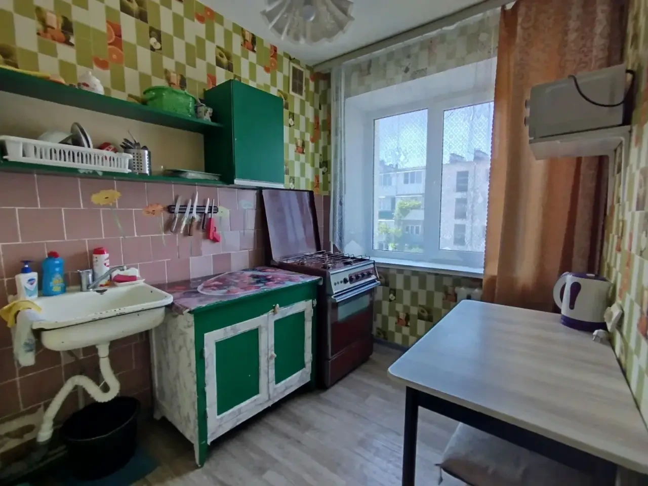 В продаже полноценная однокомнатная квартира общей площадью 30 м2.
Квартира пожитая, но жить можно.
Рядом есть всё: магазины, кафе, пункты выдачи и пр.
Газовая плита, центральные коммуникации.
Санузел совмещён, в плитке.Есть балкон.
Окна выходят во двор.
Во дворе детская площадка.

Полная сумма в до