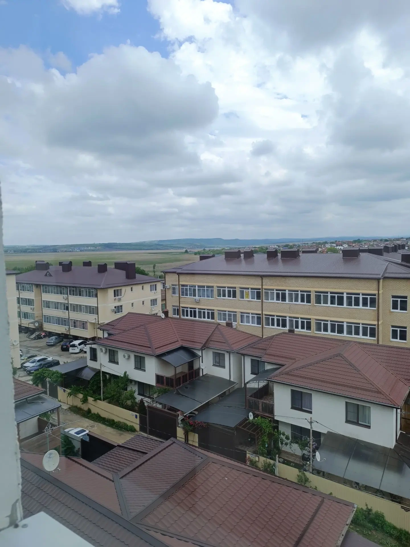 Продаётся теплая, уютная квартира в г. Анапе. Отличный район, рядом новая школа, детская поликлиника, остановка общественного транспорта, 2 садика. Множество магазинов вокруг: Магнит, Магнит косметик, Красное белое, Тц Большой, Пирамида (магазин строительных материалов), М видео и т.д. Хороший тихий