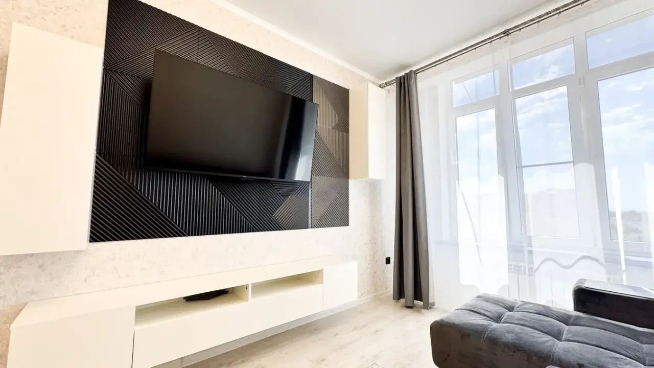 Продам 1‑комнатную квартиру площадью 42 м² в ЖК «Южный» (ул. Ленина, 180 А) — идеальный вариант для жизни или выгодной инвестиции!
Почему эта квартира — отличный выбор:
4‑й этаж — оптимальная высота: нет шума с улицы, но и не слишком высоко.  Стильный ремонт в светлых тонах — создаёт ощущение просто