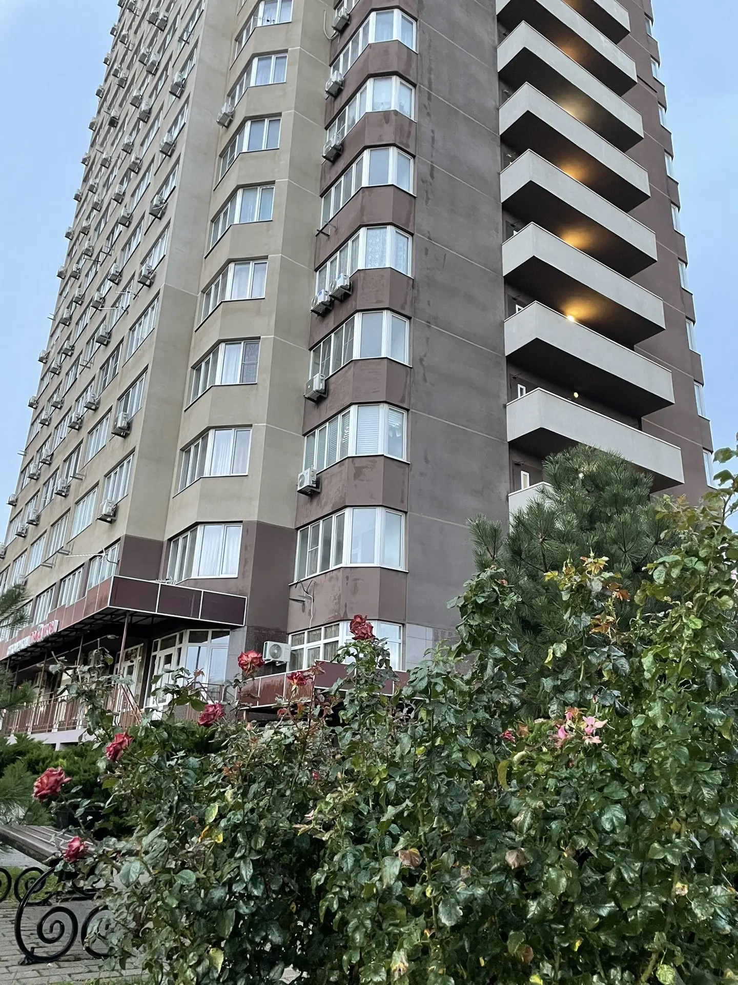 Продам квартиру студию в жк Трио
Дом монолитный, квартира расположена на 13 этаже с хорошими видовыми характеристиками
Полная стоимость в договоре, один собственник.
Показ в любое время, звоните.